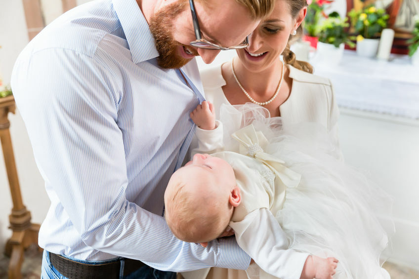 Vater mund Mutter mit dem Täufling in der Kirche